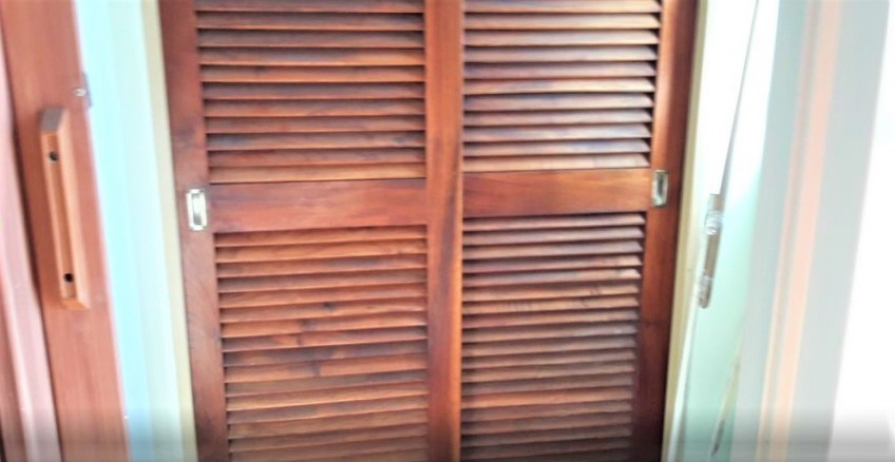 CASA CON LOCAL EN BILLINGHURST, RETRASADA