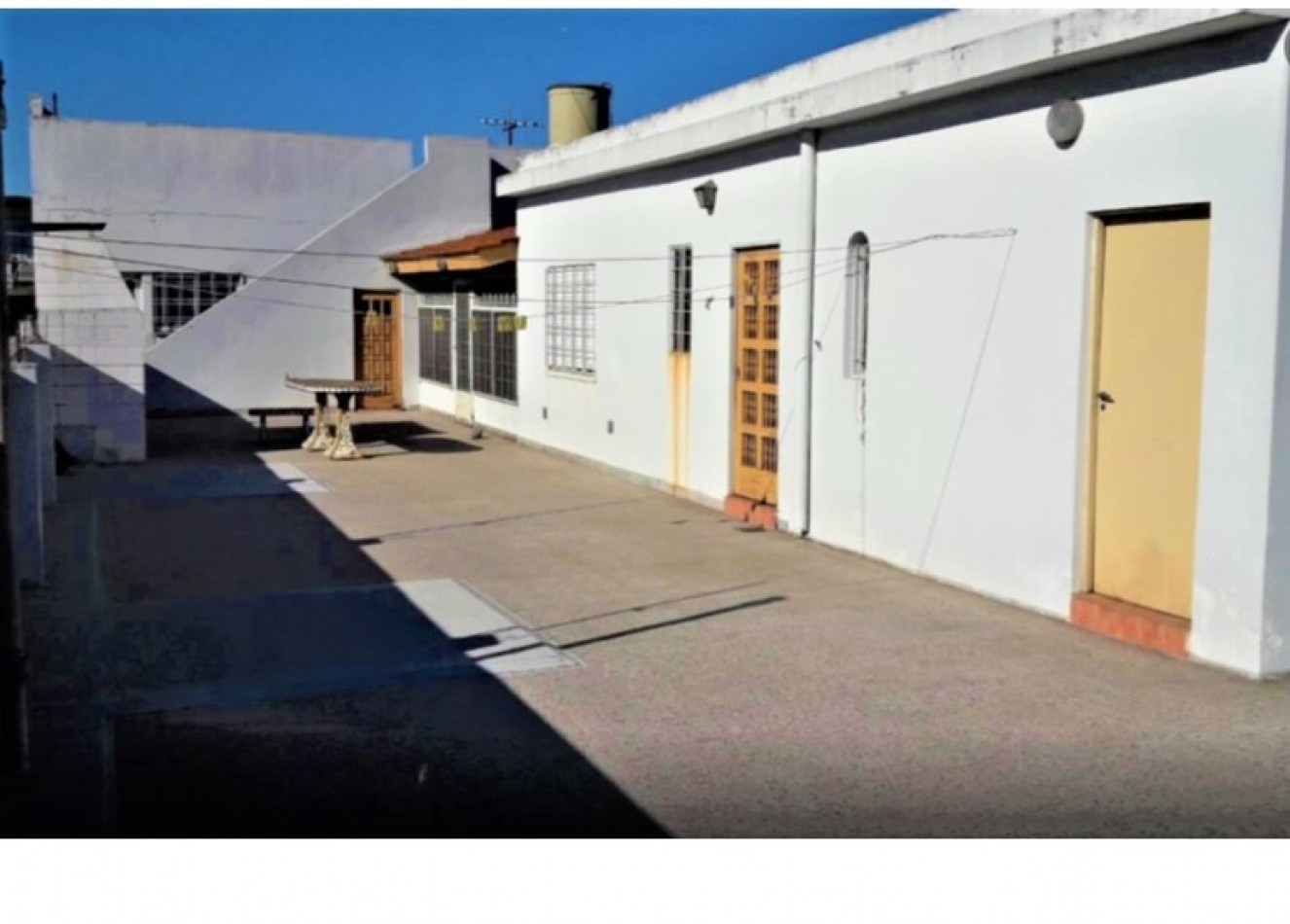 CASA CON LOCAL EN BILLINGHURST, RETRASADA