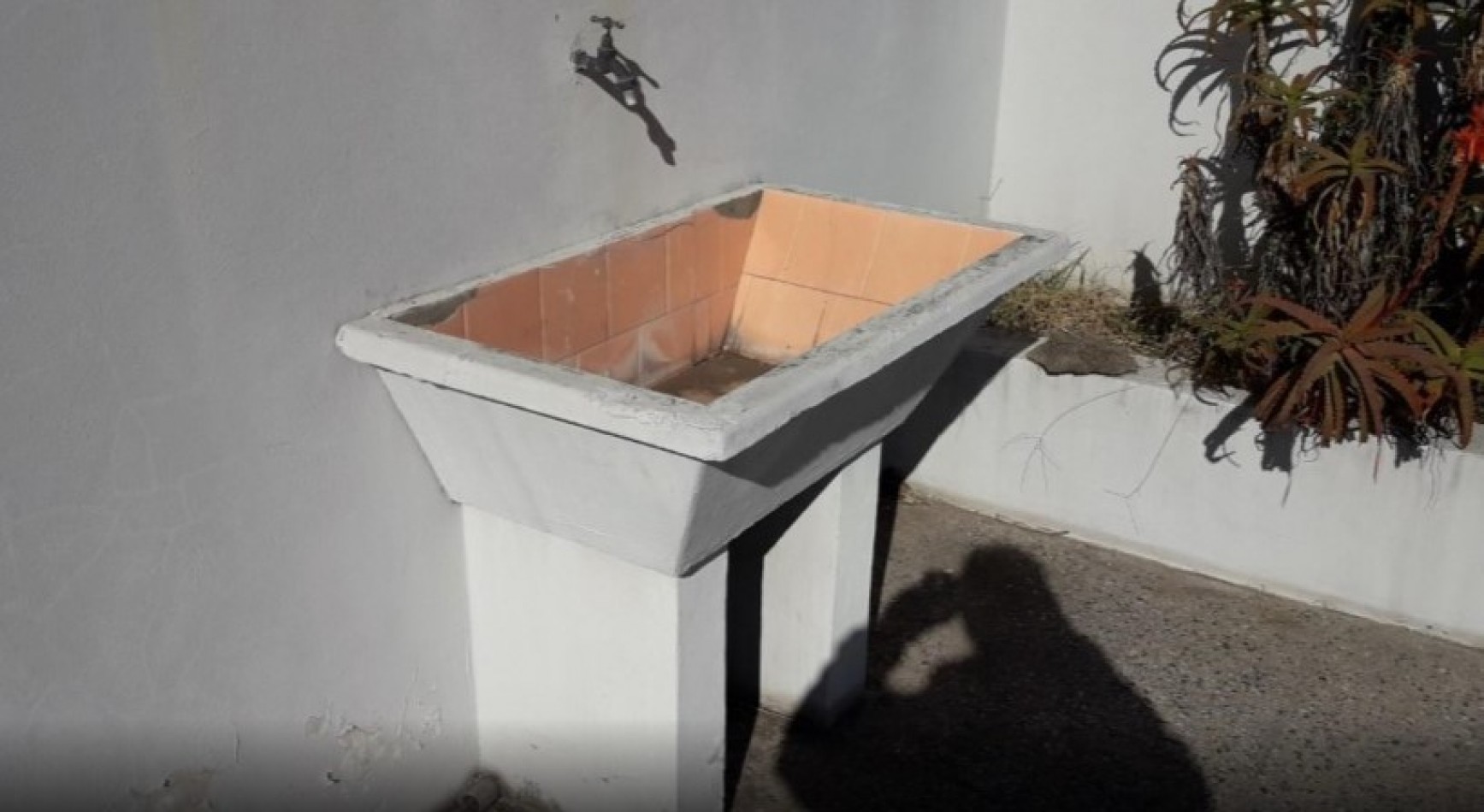 CASA CON LOCAL EN BILLINGHURST, RETRASADA