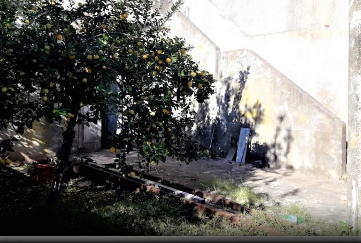 CASA CON LOCAL EN BILLINGHURST, RETRASADA