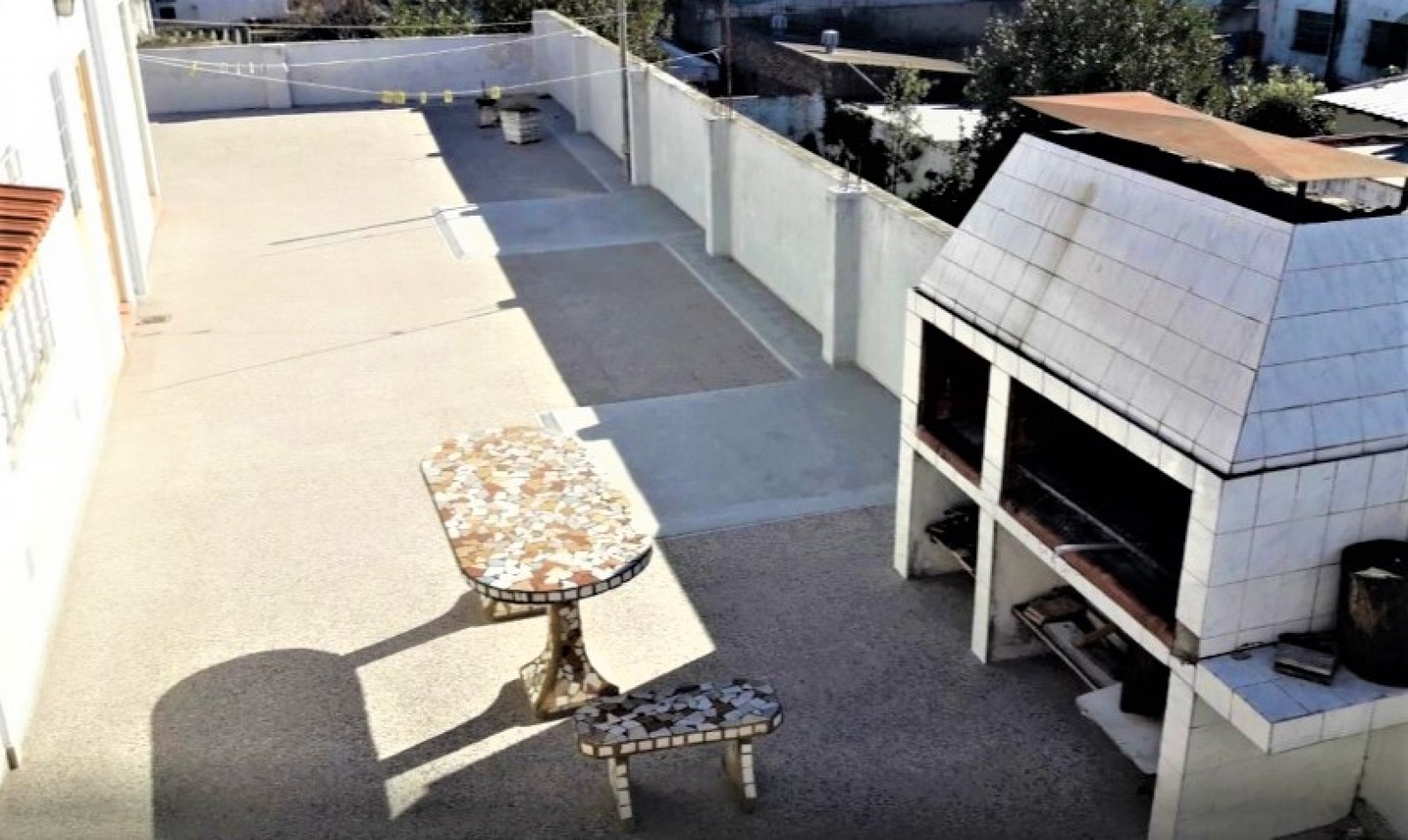 CASA CON LOCAL EN BILLINGHURST, RETRASADA