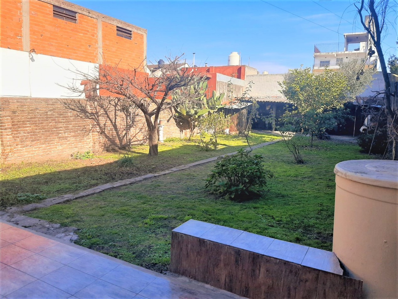 CASA, MAS DOS LOCALES MAS, LOTE, EN VILLA LUZURIAGA