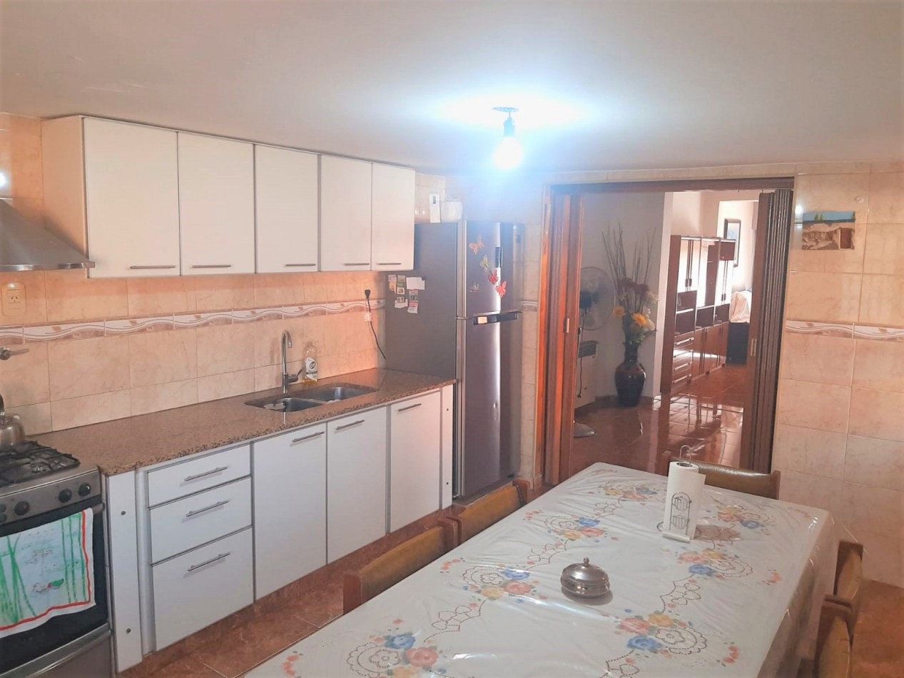 CASA, MAS DOS LOCALES MAS, LOTE, EN VILLA LUZURIAGA