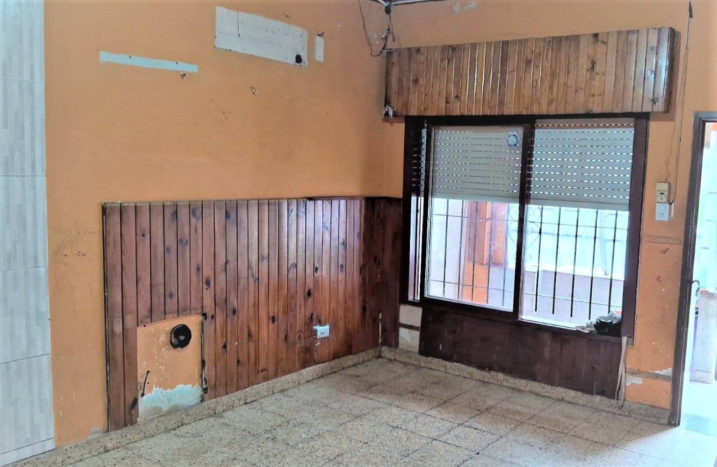 CASA a REFACCIONAR, EN MORON, SOBRE LOTE PROPIO, PERMUTA!