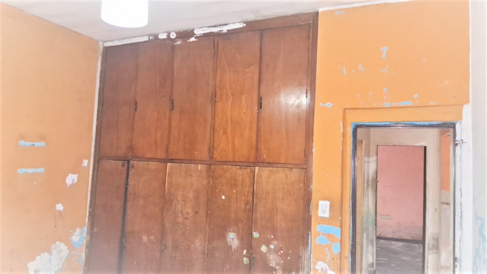 CASA Y LOCAL o GARAGE, SOBRE LOTE PROPIO EN MORON IDEAL INVERSOR, SE VENDE CON RENTA