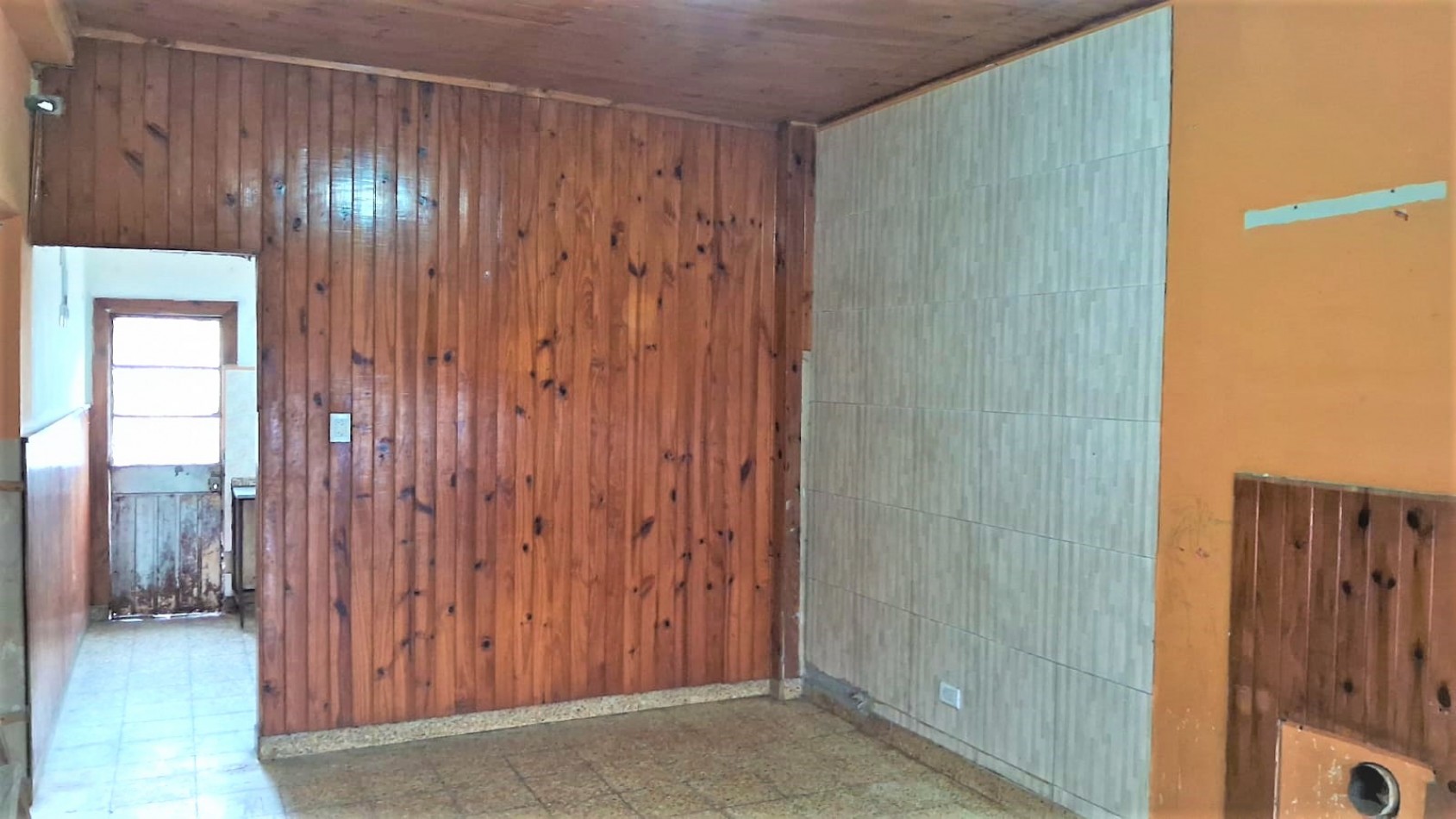 CASA Y LOCAL o GARAGE, SOBRE LOTE PROPIO EN MORON IDEAL INVERSOR, SE VENDE CON RENTA
