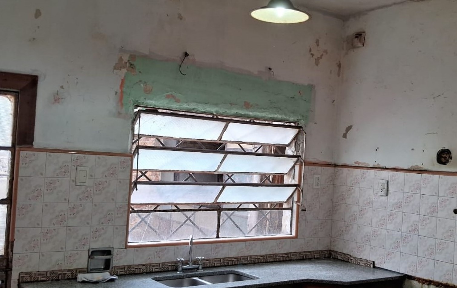 CASA Y LOCAL o GARAGE, SOBRE LOTE PROPIO EN MORON IDEAL INVERSOR, SE VENDE CON RENTA