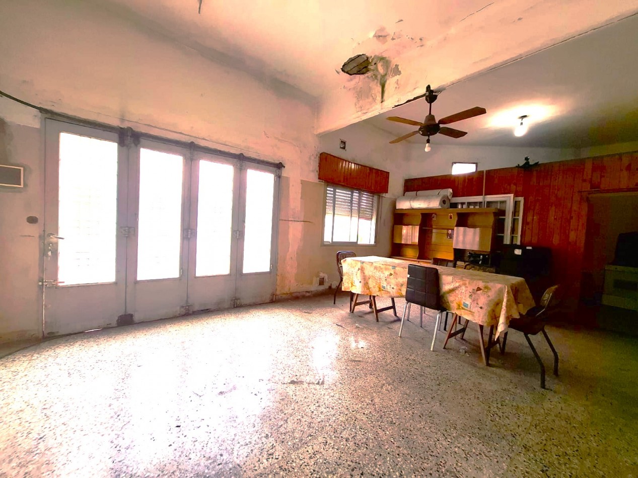 CASA DE 3 AMBIENTES, PUEDE TRANSFORMARSE EN 4 AMBIENTES, CON LOCAL Y GARAGE