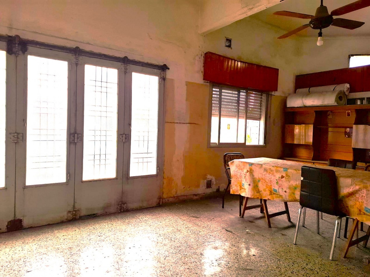 CASA DE 3 AMBIENTES, PUEDE TRANSFORMARSE EN 4 AMBIENTES, CON LOCAL Y GARAGE