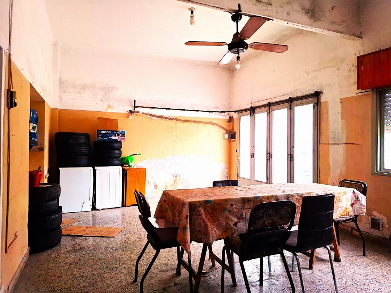 CASA DE 3 AMBIENTES, PUEDE TRANSFORMARSE EN 4 AMBIENTES, CON LOCAL Y GARAGE