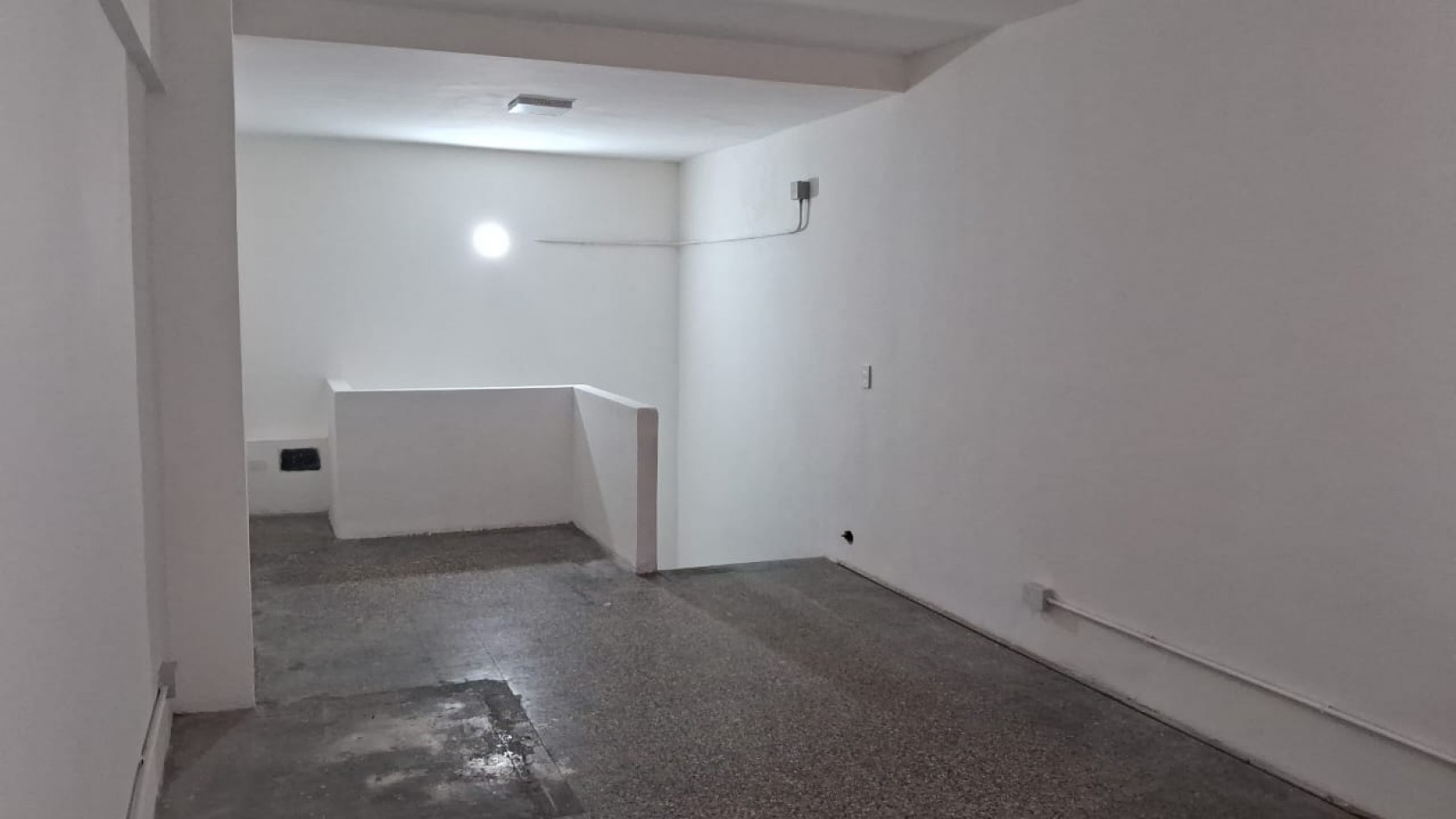 LOCAL EN EXCELENTE UBICACION EN MOSERRAT en dos plantas 