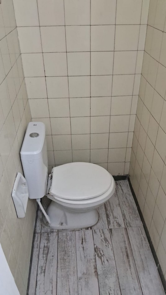 LOCAL EN EXCELENTE UBICACION EN MOSERRAT en dos plantas 