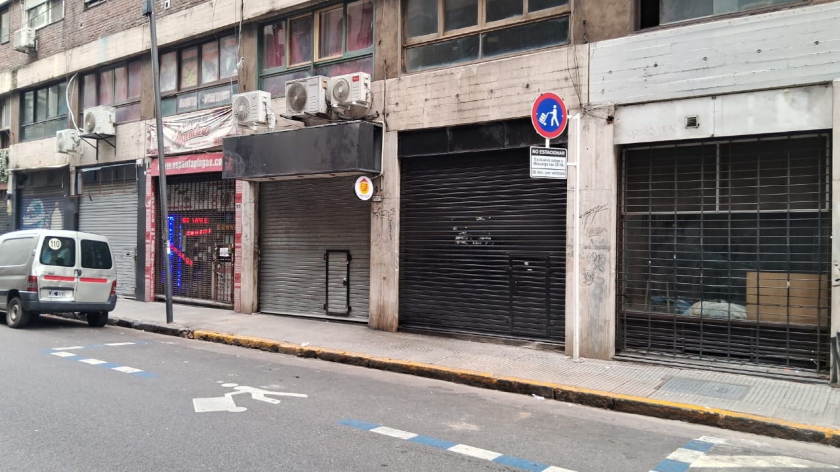 LOCAL EN EXCELENTE UBICACION EN MOSERRAT en dos plantas 