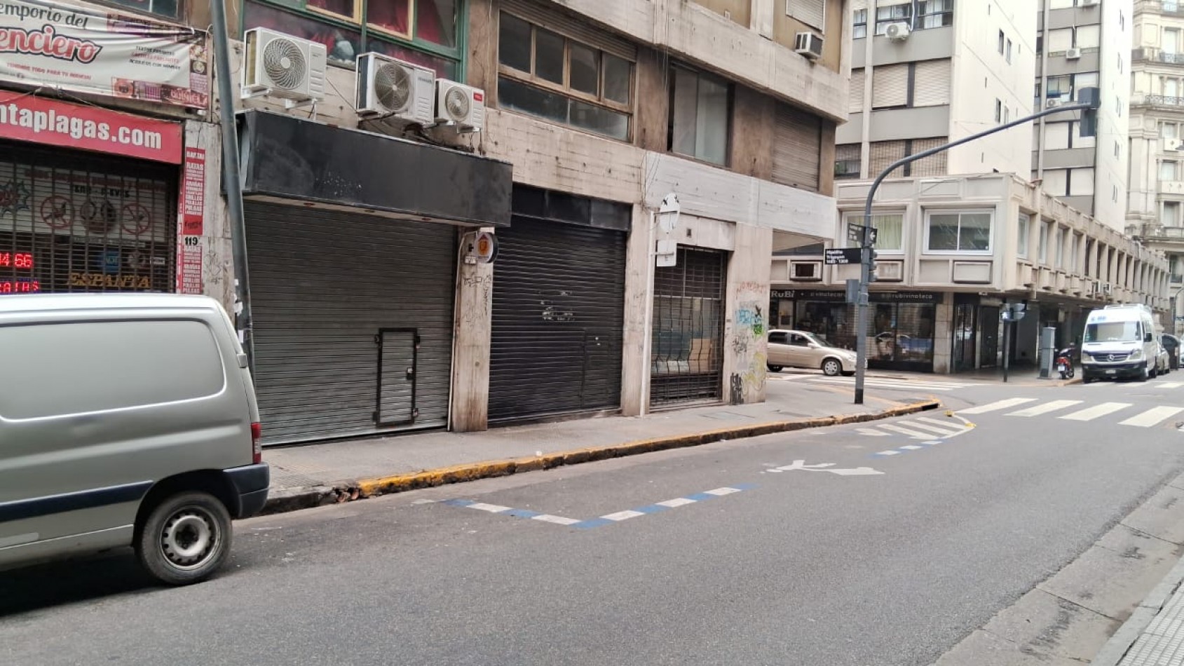 LOCAL EN EXCELENTE UBICACION EN MOSERRAT en dos plantas 