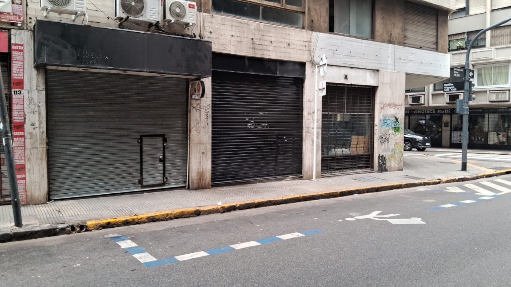 LOCAL EN EXCELENTE UBICACION EN MOSERRAT en dos plantas 