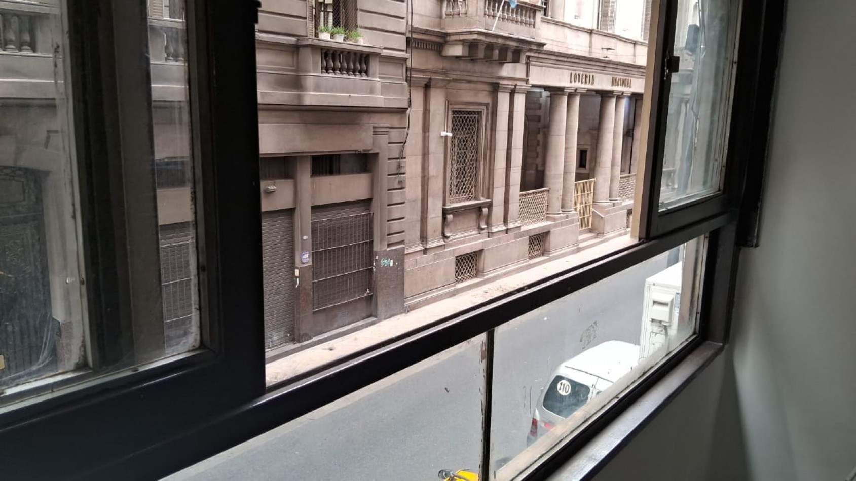 LOCAL EN EXCELENTE UBICACION EN MOSERRAT en dos plantas 