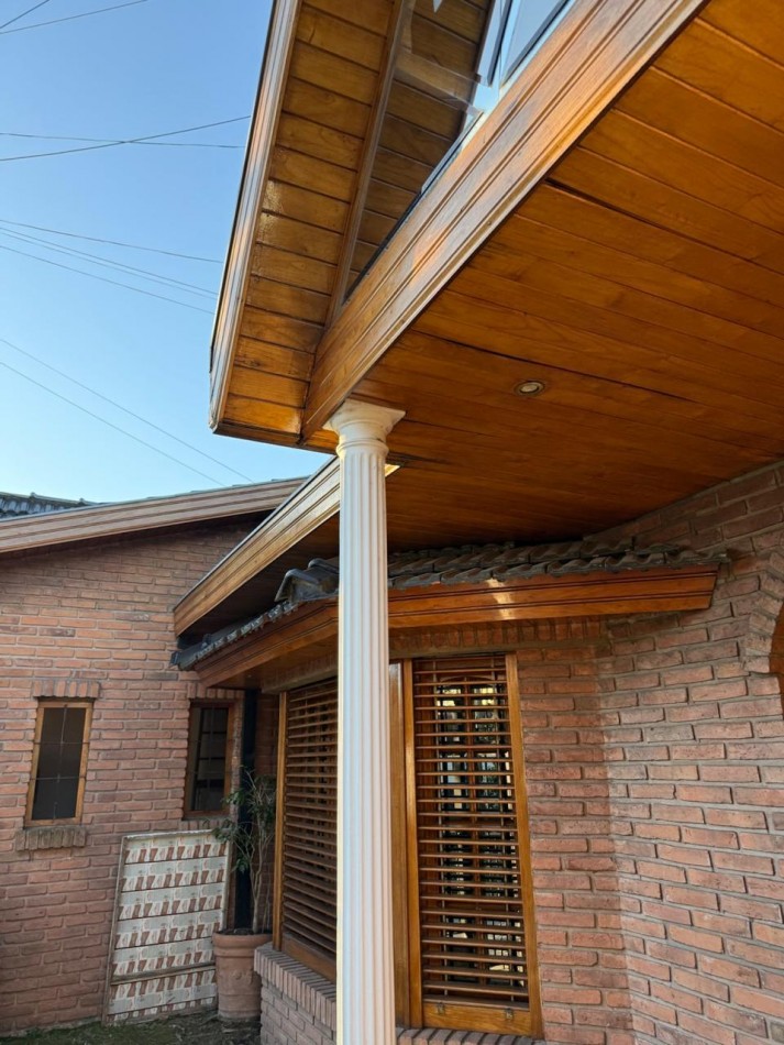 CASA TIPO CHALET EN VILLA LUZURIAGA RETASADA! PERMUTA!