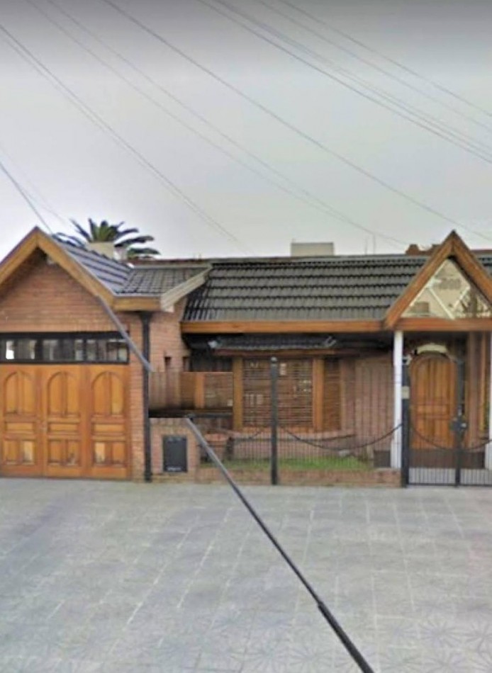 CASA TIPO CHALET EN VILLA LUZURIAGA RETASADA! PERMUTA!