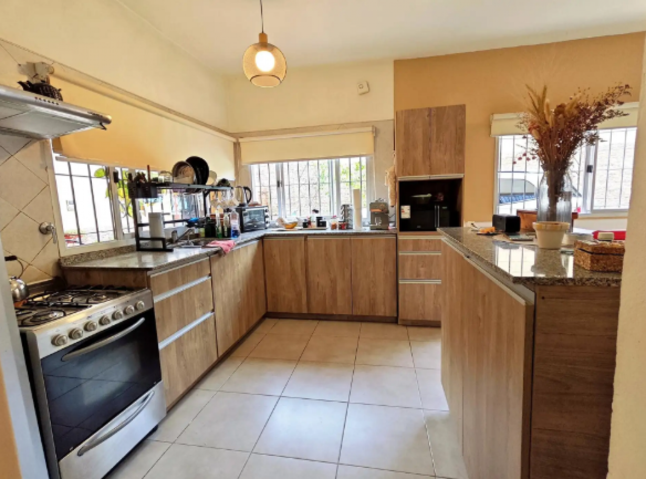 CASA EN VENTA EN PH DE 10 M DE FRENTE CON COCHERA PARA 3 AUTOS ACEPTA PERMUTA