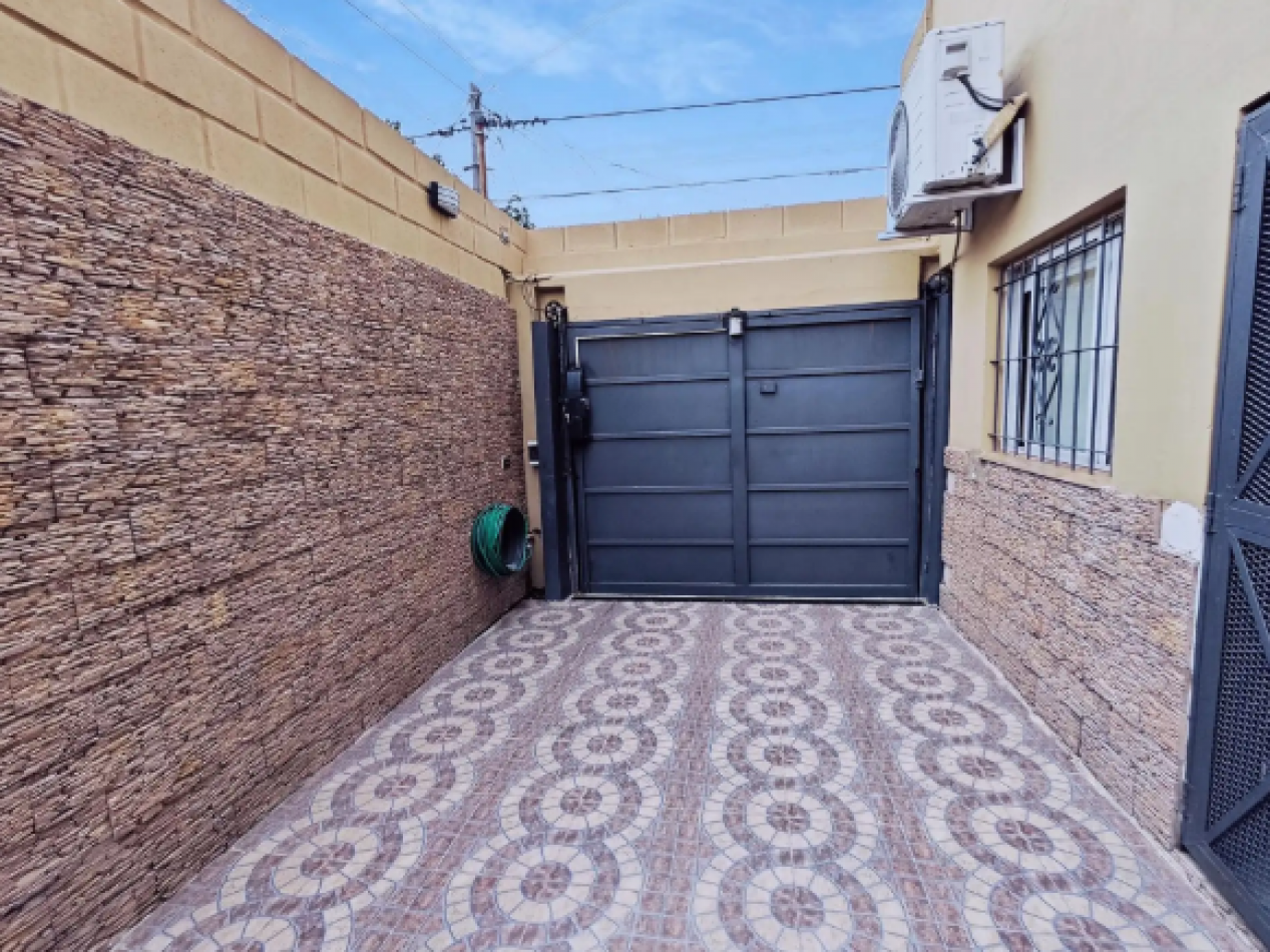 CASA EN VENTA EN PH DE 10 M DE FRENTE CON COCHERA PARA 3 AUTOS ACEPTA PERMUTA