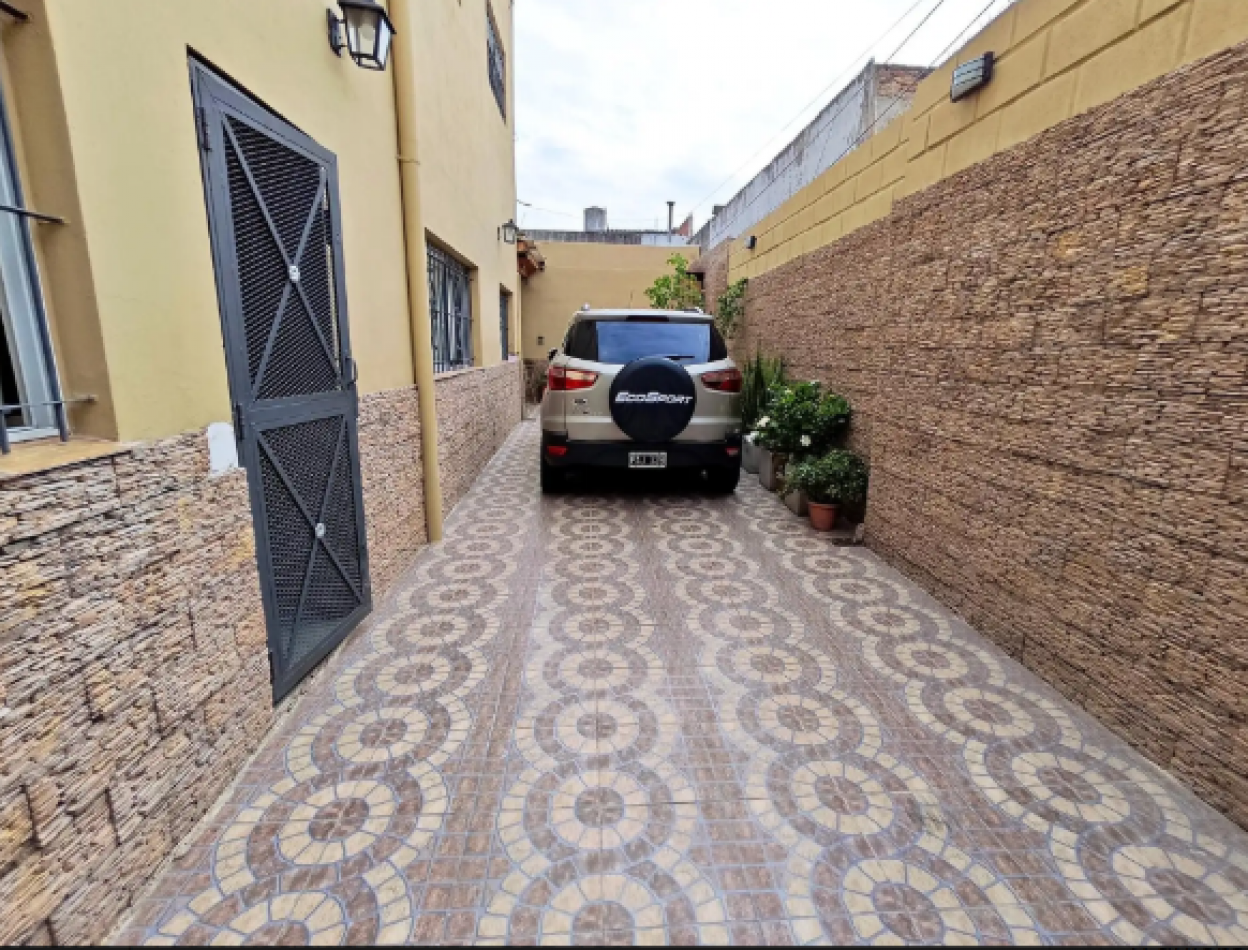 CASA EN VENTA EN PH DE 10 M DE FRENTE CON COCHERA PARA 3 AUTOS ACEPTA PERMUTA