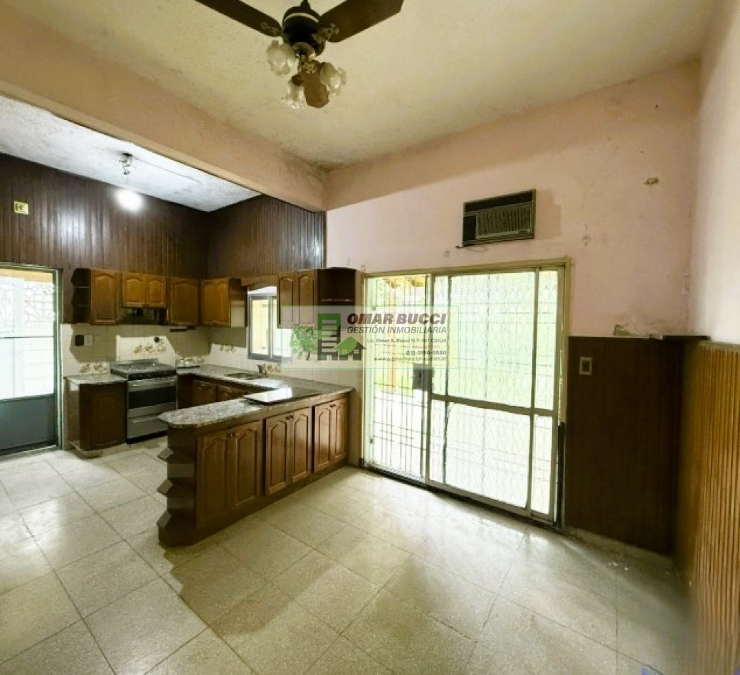 Casa de 4 dormitorios, cochera, jardin, parrilla y un quincho en Ramos Mejia