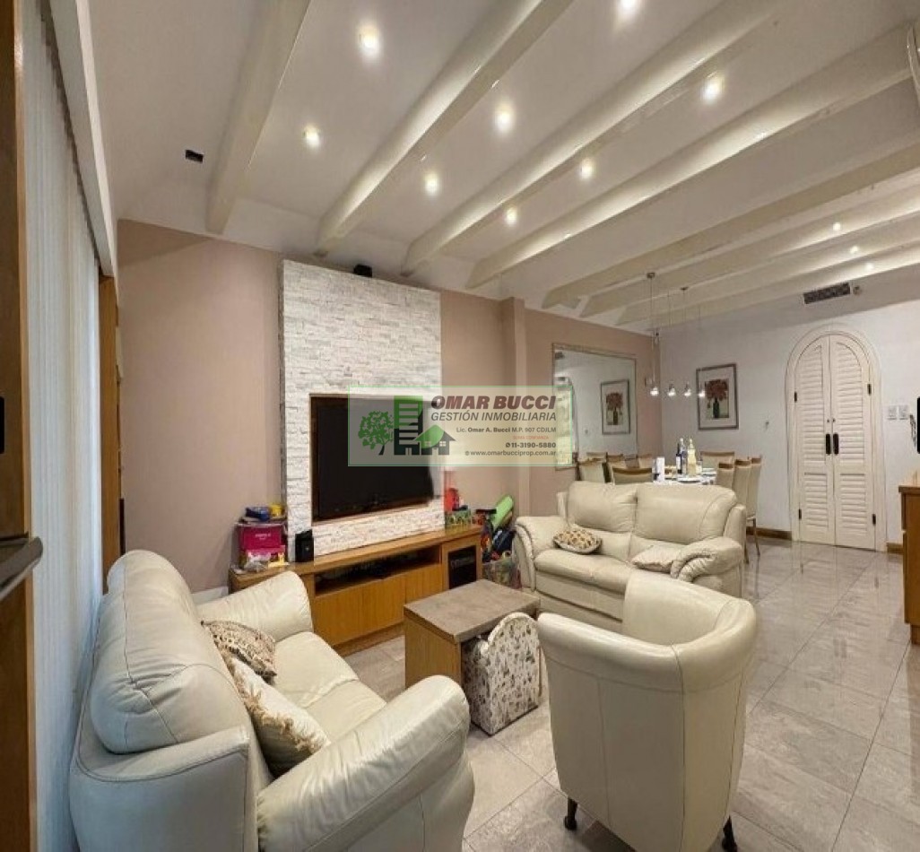 Casa de 7 ambientes con cochera para dos autos, patio, pileta y quincho P/50 personas.