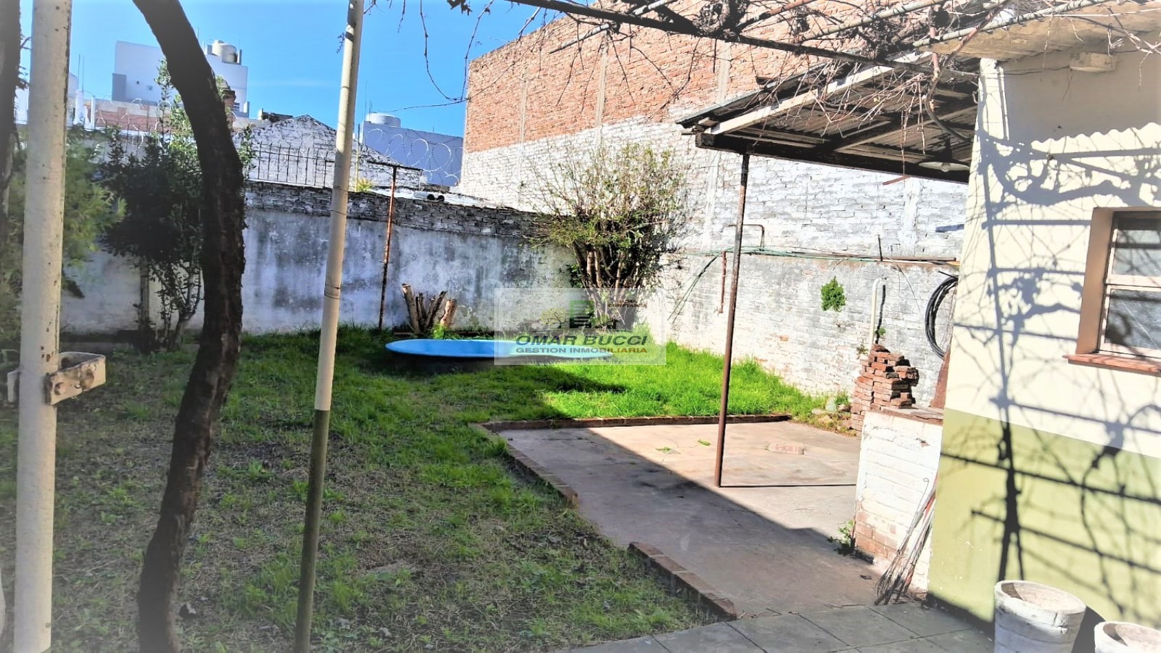 Casa de tres ambientes sobre lote propio en villa luzuriaga