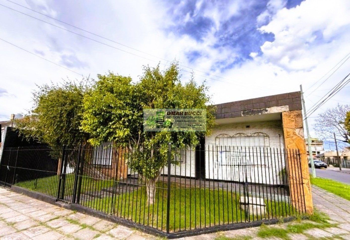 Casa de 4 ambientes con cochera y fondo libre en Ramos Mejia