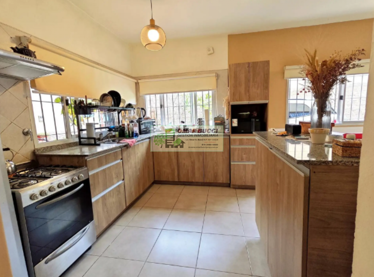 CASA EN VENTA EN PH DE 10 M DE FRENTE CON COCHERA PARA 3 AUTOS ACEPTA PERMUTA