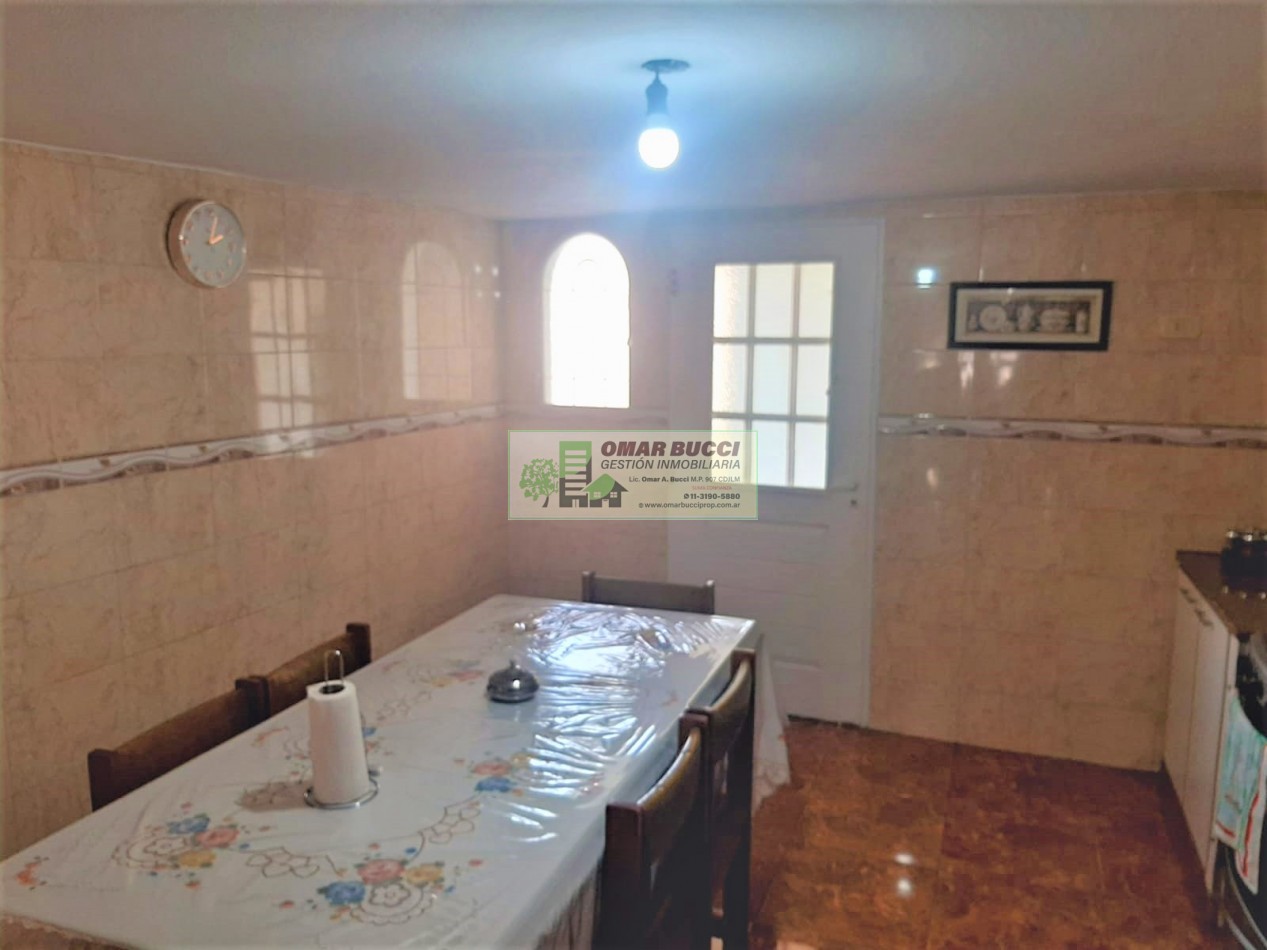 CASA de 4 AMBIENTES, MAS DOS LOCALES, MAS LOTE, EN VILLA LUZURIAGA