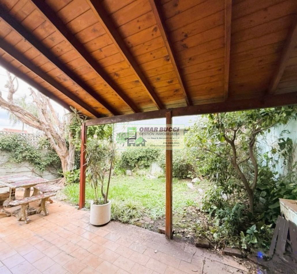 Casa de 4 dormitorios, cochera, jardin, parrilla y un quincho en Ramos Mejia