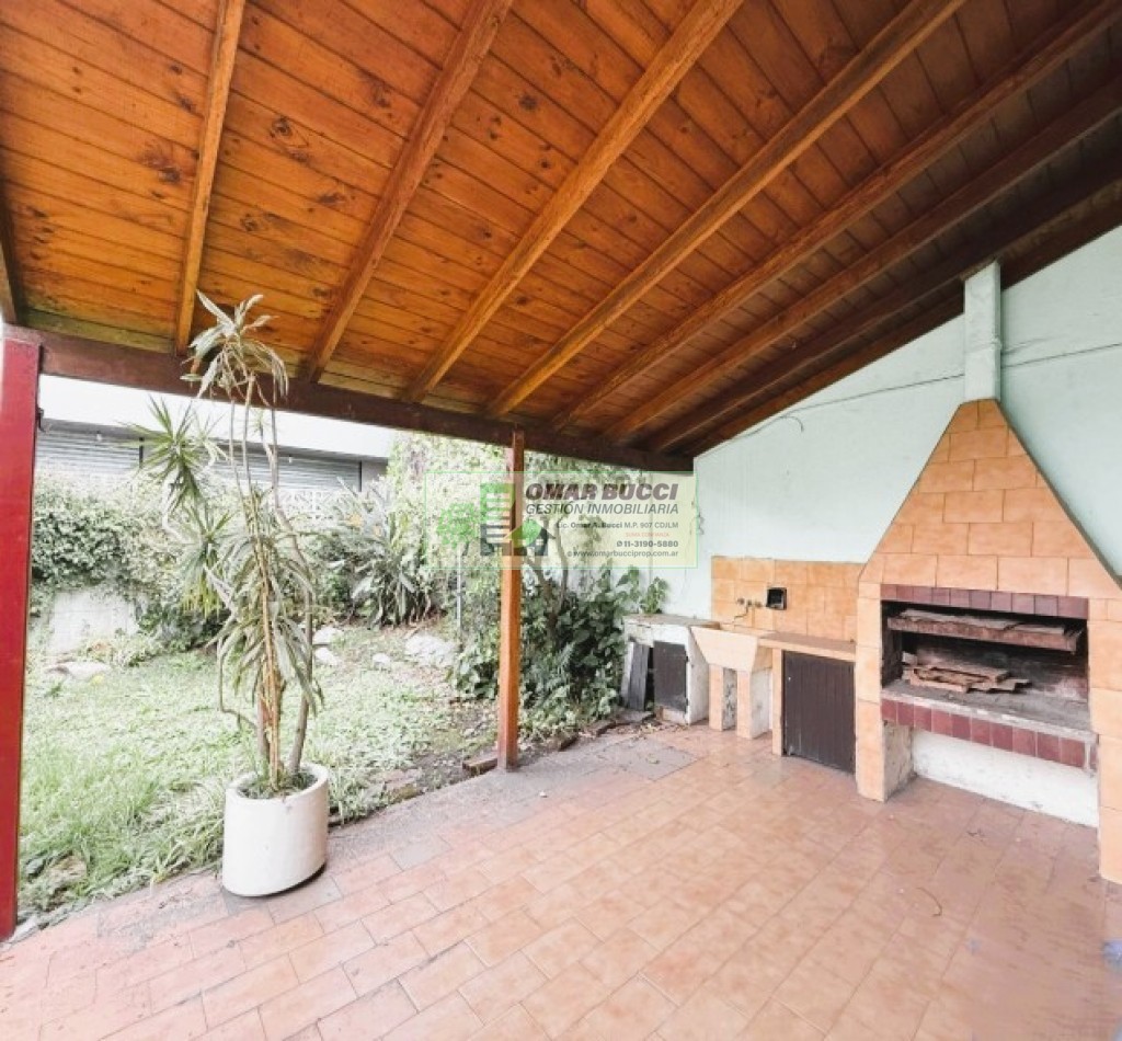 Casa de 4 dormitorios, cochera, jardin, parrilla y un quincho en Ramos Mejia