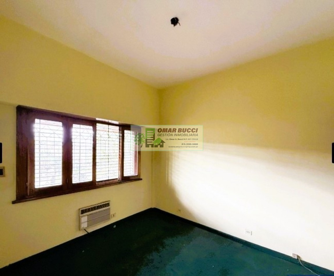 Casa de 4 dormitorios, cochera, jardin, parrilla y un quincho en Ramos Mejia