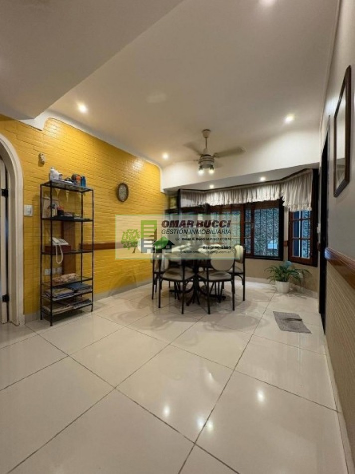 Casa de 7 ambientes con cochera para dos autos, patio, pileta y quincho P/50 personas.