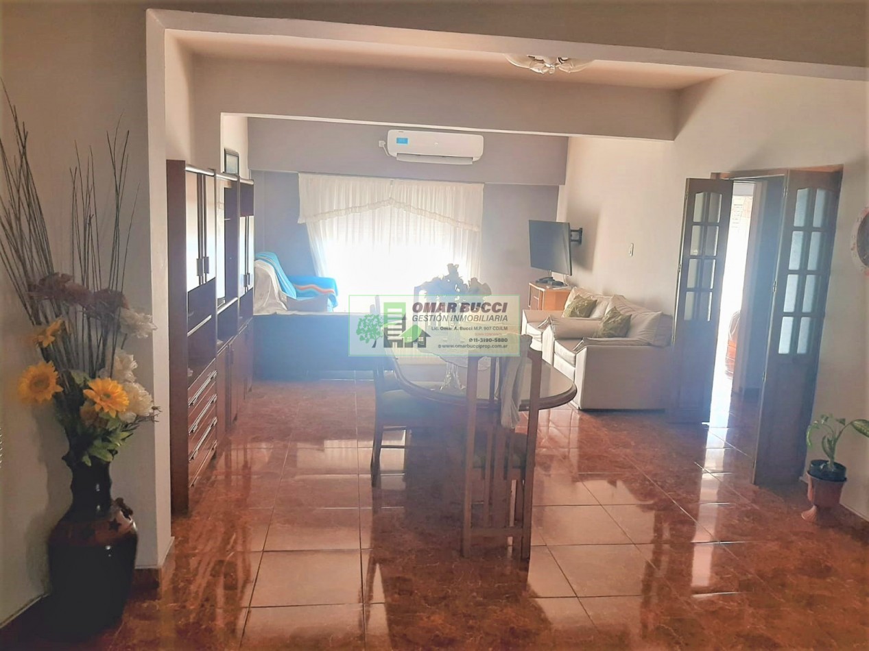 CASA de 4 AMBIENTES, MAS DOS LOCALES, MAS LOTE, EN VILLA LUZURIAGA