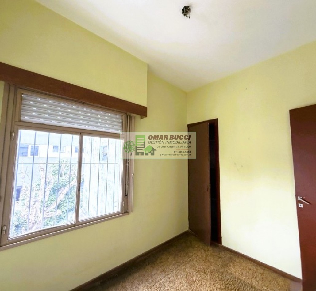 Casa de 4 dormitorios, cochera, jardin, parrilla y un quincho en Ramos Mejia