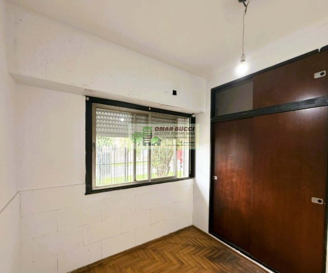 Casa de 4 ambientes con cochera y fondo libre en Ramos Mejia