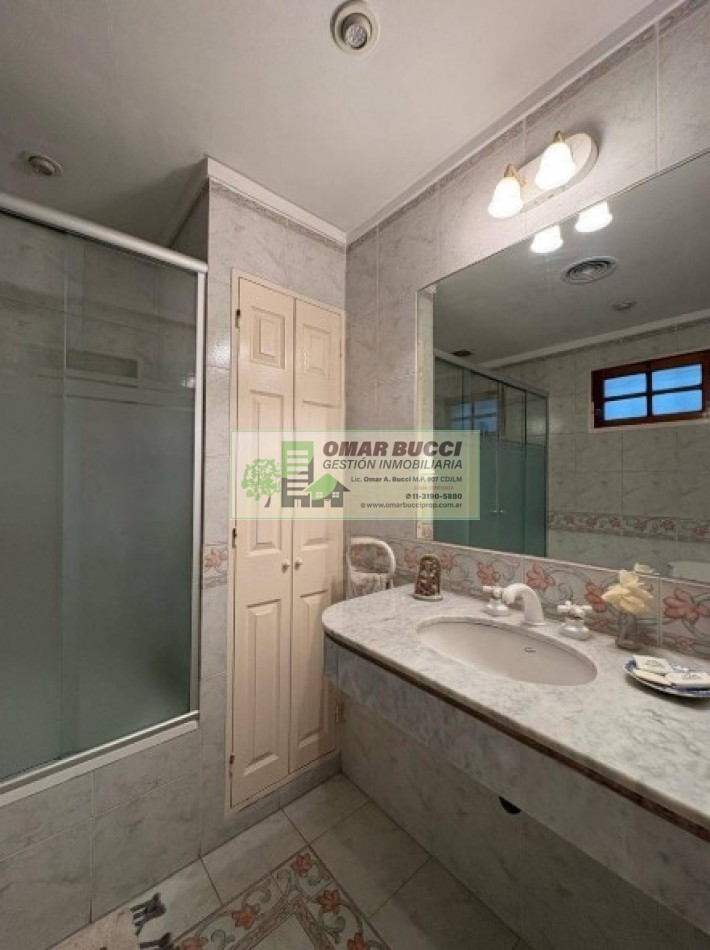 Casa de 7 ambientes con cochera para dos autos, patio, pileta y quincho P/50 personas.