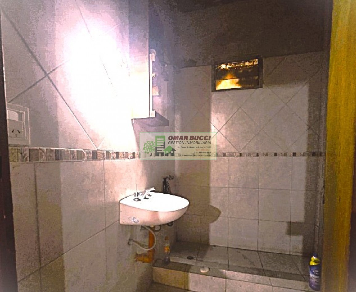 Casa con doble cochera y mucho potencial en Isidro Casanova