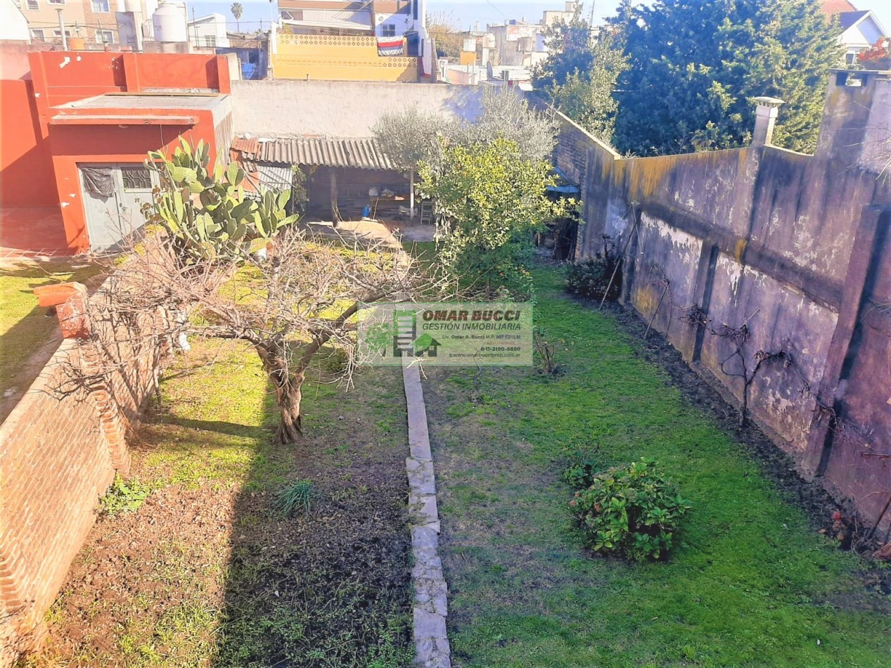 CASA de 4 AMBIENTES, MAS DOS LOCALES, MAS LOTE, EN VILLA LUZURIAGA