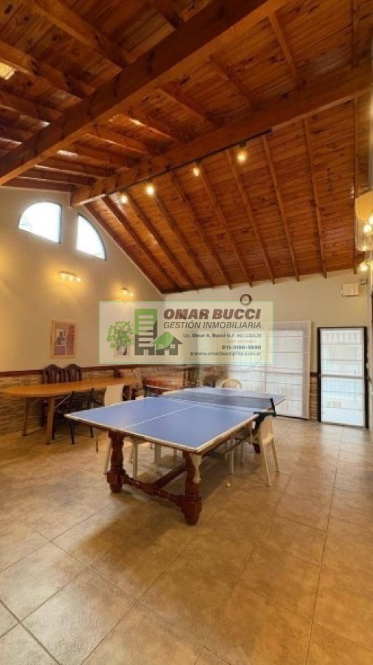 Casa de 7 ambientes con cochera para dos autos, patio, pileta y quincho P/50 personas.