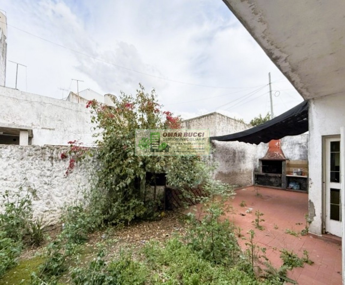 Casa de 4 ambientes con cochera y fondo libre en Ramos Mejia