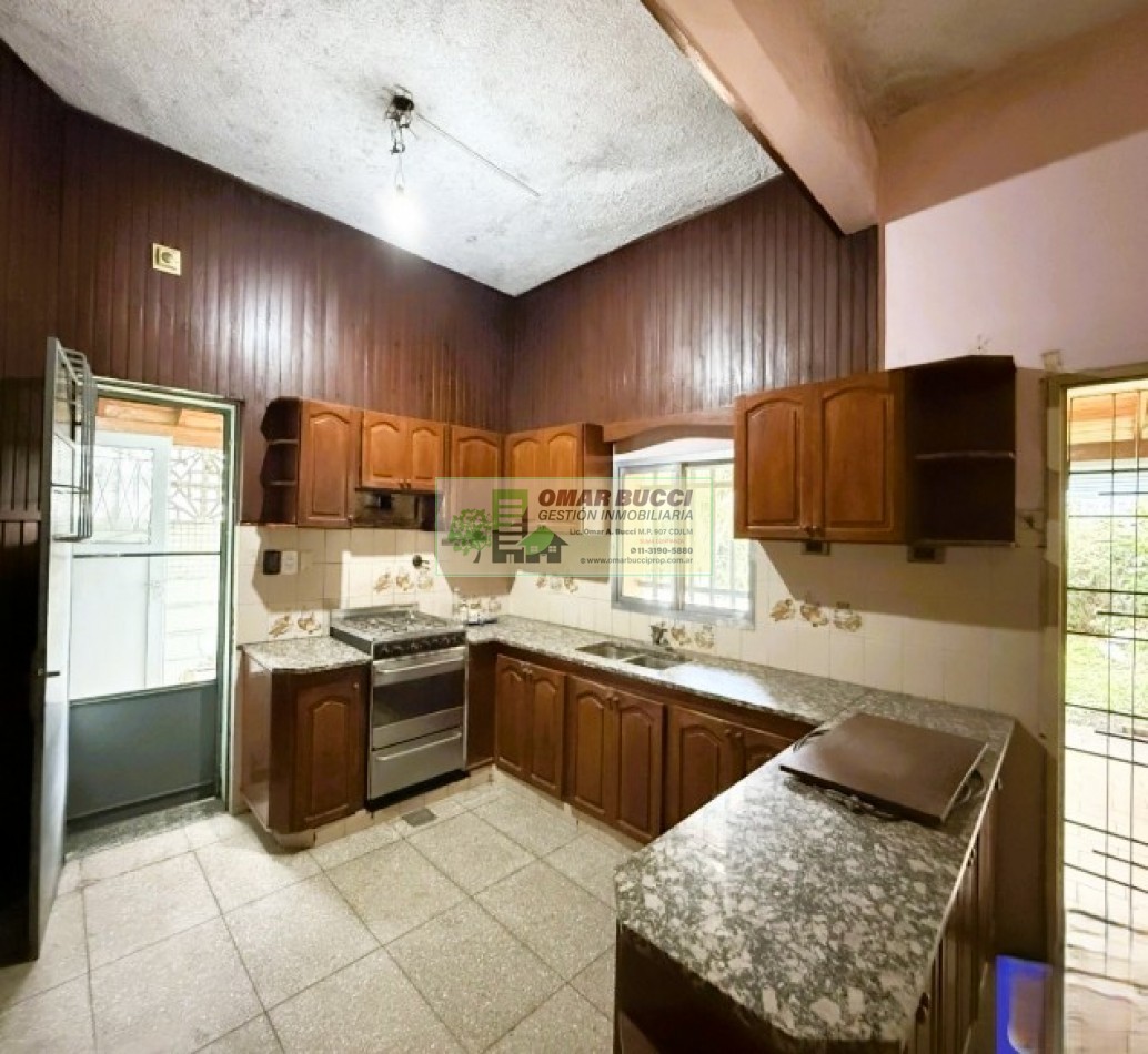 Casa de 4 dormitorios, cochera, jardin, parrilla y un quincho en Ramos Mejia