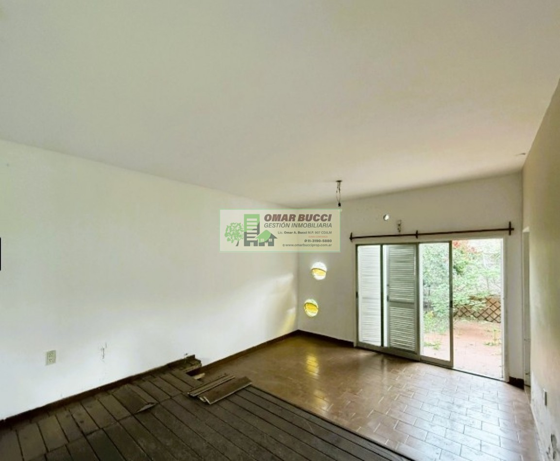 Casa de 4 ambientes con cochera y fondo libre en Ramos Mejia