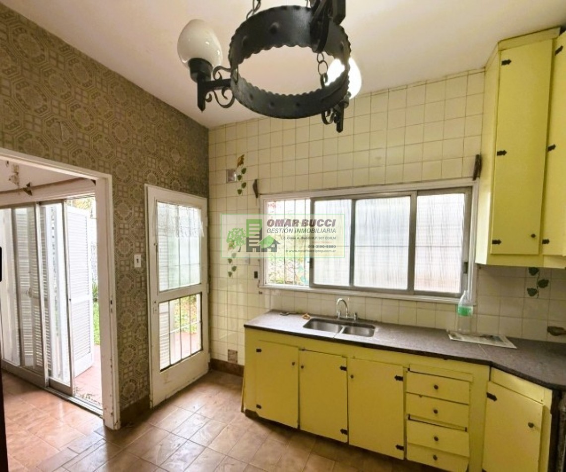 Casa de 4 ambientes con cochera y fondo libre en Ramos Mejia