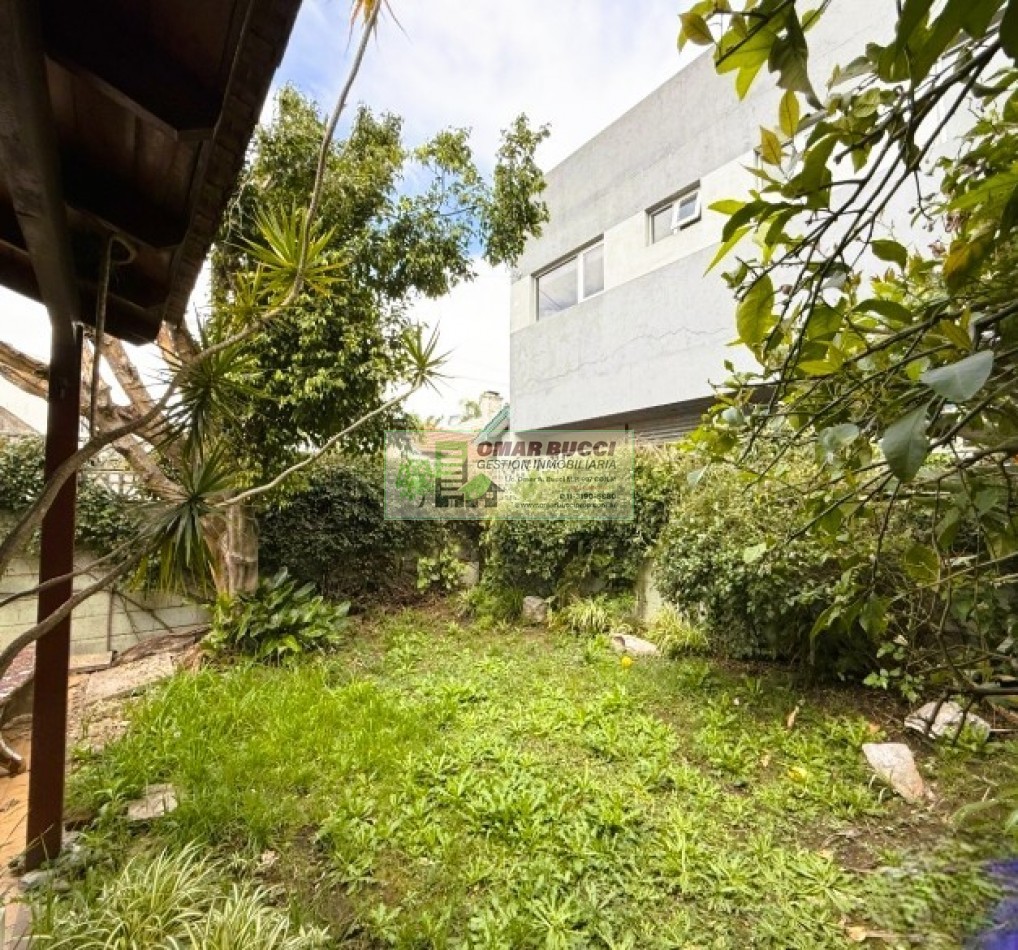 Casa de 4 dormitorios, cochera, jardin, parrilla y un quincho en Ramos Mejia