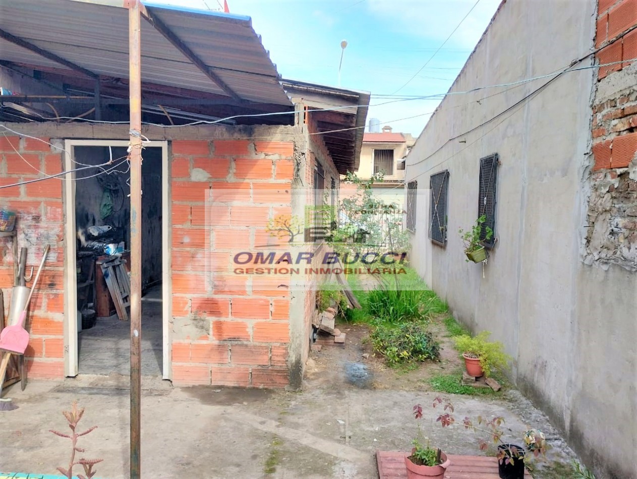 Casa sobre lote propio a restaurar parcialmente en Isidro casanova