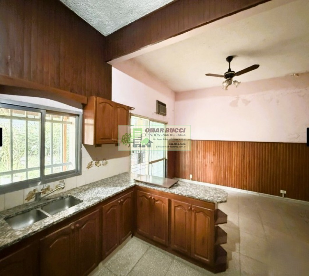 Casa de 4 dormitorios, cochera, jardin, parrilla y un quincho en Ramos Mejia