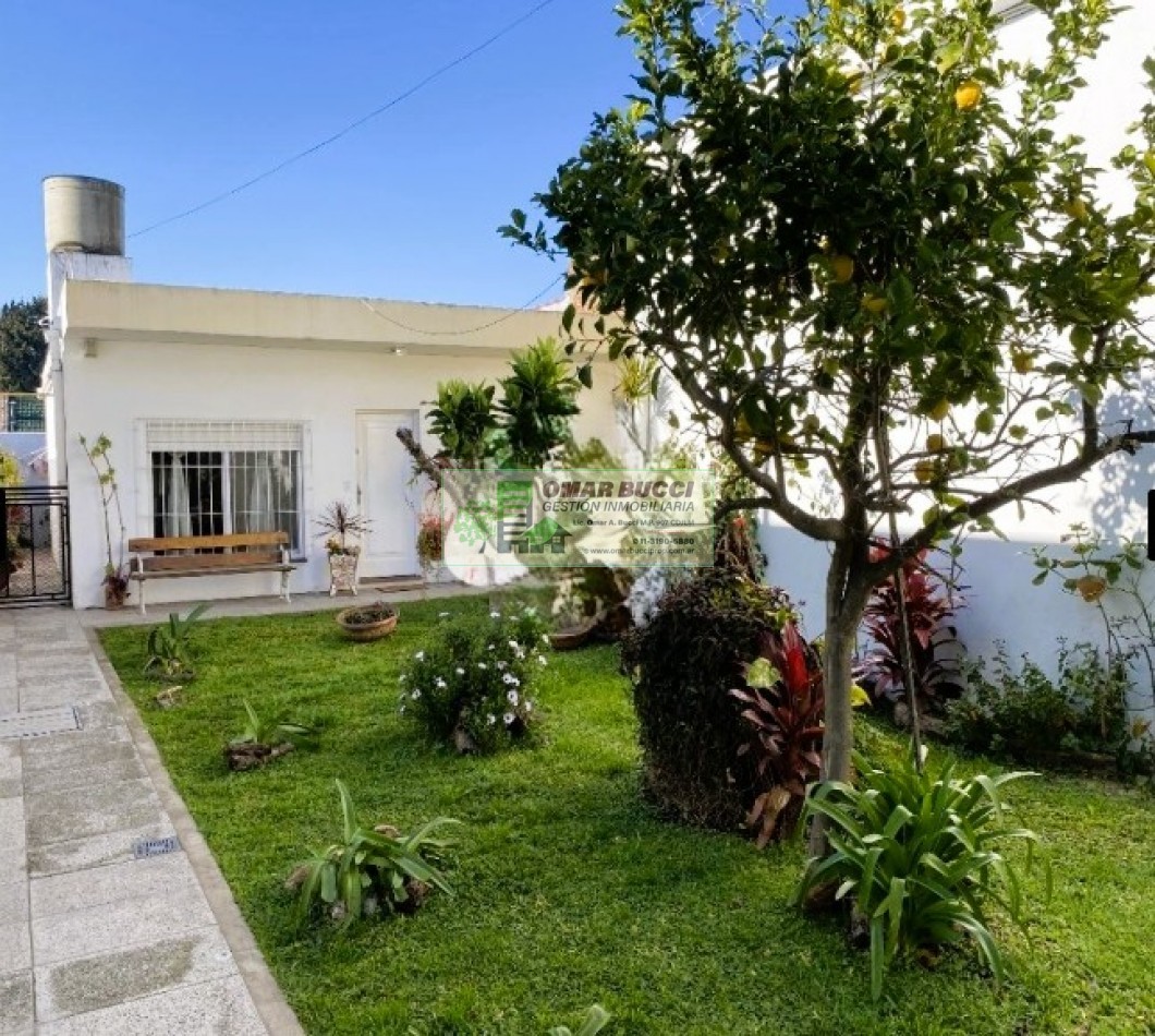 CASA DE 4 AMBIENTES EN LA TABLADA, CON COCHERA PARA DOS AUTOS